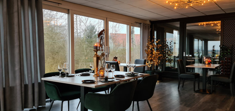 Gedekte tafel met wijnglazen in het restaurant van Suyderoogh