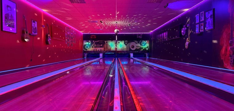 Bowlingbanen met neonverlichting bij Suyderoogh
