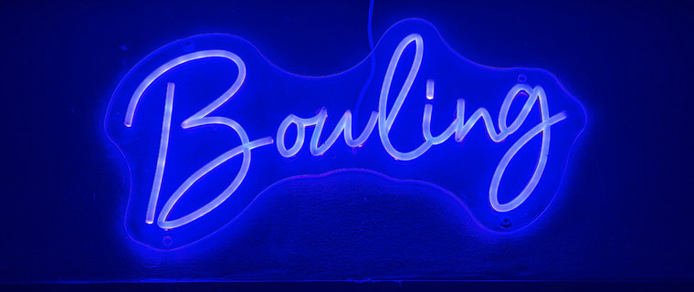 Neonverlichting boven de bowlingbanen van Restaurant Suyderoogh